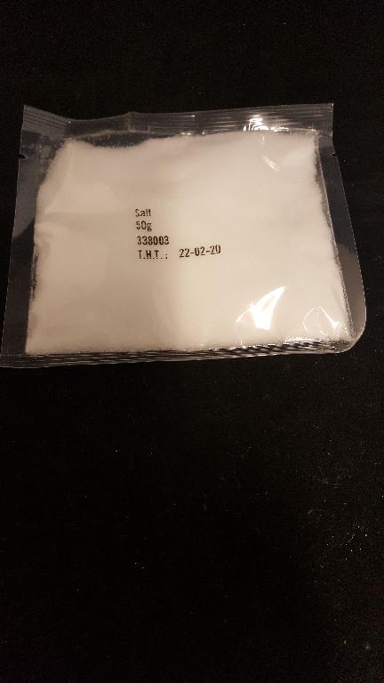 Fijn zout met onder andere de volgende kenmerken:
- bestemd voor menselijke consumptie;
- maakt deel uit van een set voor het maken van verse kaas.
Het zout is opgemaakt voor de verkoop in het klein in een doorzichtig plastic zakje met een inhoud van ongeveer 50 gram. Het zout wordt tezamen verpakt in een papieren doosje met een metalen handvat aangeboden met gedroogde kruiden, een houten lepel, een kaasdoekzak, kaasvormpjes, een thermometer en stremseltabletten, waarvoor separate BTI’s zijn afgegeven onder respectievelijk referentienummer NL BTI 2017-1549-1, NL BTI 2017-1549-2, NL BTI 2017-1549-3, NL BTI 2017-1549-4, NL BTI 2017-1549-5 en NL BTI 2017-1549-6 en een niet karakterbepalende handleiding.
