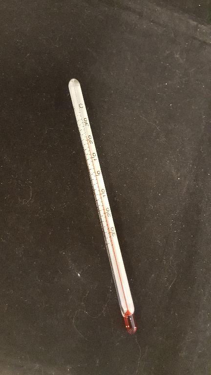 Een analoge thermometer met onder andere de volgende kenmerken:
- een thermometerbuis vervaardigd van glas;
- gevuld met vloeistof;
- rechtstreekse aflezing;
- een schaalverdeling in Celsius en Fahrenheit;
- niet gecombineerd met andere instrumenten;
- een lengte van 12,5 cm;  
- maakt deel uit van een set voor het maken van verse kaas.
De thermometer wordt tezamen verpakt in een papieren doosje met een metalen handvat aangeboden met zout, Provençaalse kruiden, een houten lepel, een kaasdoekzak, kaasvormpjes en stremseltabletten, waarvoor separate BTI’s zijn afgegeven onder respectievelijk referentienummer NL BTI 2017-1549, NL BTI 2017-1549-1, NL BTI 2017-1549-2, NL BTI 2017-1549-3, NL BTI 2017-1549-4, NL BTI 2017-1549-6 en NL BTI 2017-1549-7 en een niet karakterbepalende handleiding.