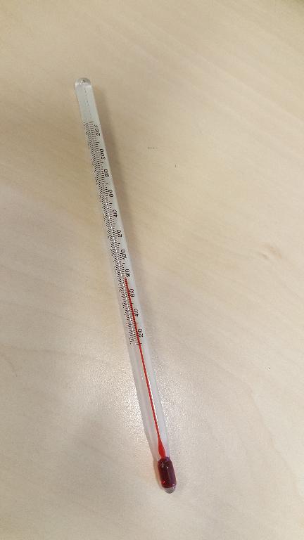 Een analoge thermometer met onder andere de volgende kenmerken:
- een thermometerbuis vervaardigd van glas;
- gevuld met vloeistof;
- rechtstreekse aflezing;
- een schaalverdeling in Celsius en Fahrenheit;
- niet gecombineerd met andere instrumenten;
- een lengte van 12,5 cm;  
- maakt deel uit van een set voor het maken van mozzarella kaas.
De thermometer is opgemaakt voor de verkoop in het klein en wordt tezamen verpakt aangeboden met zout, een houten lepel, een weckpot, een kaasdoekzak, stremseltabletten, citroenzuur en een roquefort beugel waarvoor separate BTI’s zijn afgegeven onder respectievelijk referentienummer NL BTI 2017-1550, NL BTI 2017-1550-1, NL BTI 2017-1550-2, NL BTI 2017-1550-3, NL BTI 2017-1550-5, NL BTI 2017-1550-6, en NL BTI 2017-1550-7 en een niet karakterbepalende handleiding.