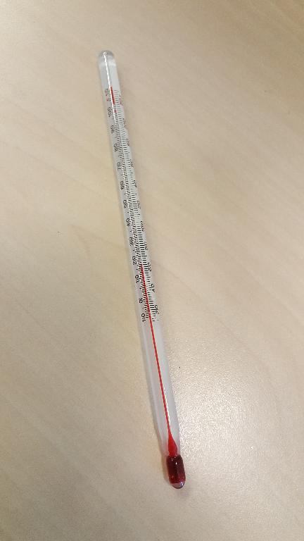 Een analoge thermometer met onder andere de volgende kenmerken:
- een thermometerbuis vervaardigd van glas;
- gevuld met vloeistof;
- rechtstreekse aflezing;
- een schaalverdeling in Celsius en Fahrenheit;
- niet gecombineerd met andere instrumenten;
- een lengte van 12,5 cm;  
- maakt deel uit van een set voor het maken van mozzarella kaas.
De thermometer wordt tezamen verpakt in een papieren doosje met een metalen handvat aangeboden met zout, een houten lepel, een kaasdoekzak, stremseltabletten en citroenzuur, waarvoor separate BTI’s zijn afgegeven onder respectievelijk referentienummer NL BTI 2017-1552, NL BTI 2017-1552-1, NL BTI 2017-1552-2, NL BTI 2017-1552-4 en NL BTI 2017-1552-5
en een niet karakterbepalende handleiding.