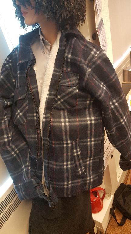 Een zogenoemd thermohemd met –volgens opgave- onder andere de volgende kenmerken:
- bedoeld om buitenshuis -over kleding- te worden gedragen;
- vervaardigd van een fleece-breiwerk van 100% polyester;
- een voering van 100% polyester;
- een ruglengte van ongeveer 78 cm;
- reikend tot op het dijbeen; 
- een volledige opening aan de voorzijde, die met een ritssluiting gesloten kan worden;
- een kraag van ongeveer 9,5 cm;
- lange mouwen, voorzien van een gewatteerde voering, met aan het eind een aangezet boord met een
  knoopsluiting;
- aan de voorzijde 2 borstzakken met overslag, die afgesloten worden door middel van knopen, en
  2 steekzakken;
- aan de binnenzijde voorzien van een merknaam en/of logo.