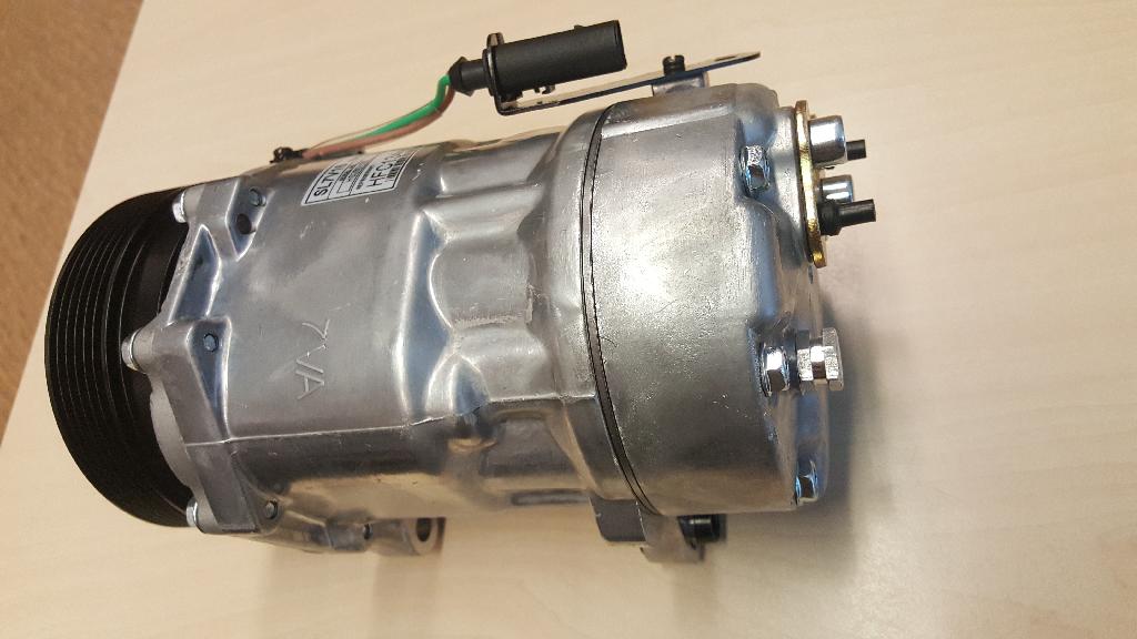 Een elektrisch werkende zuigercompressor met –volgens opgave- de volgende kenmerken en eigenschappen:
- voor het comprimeren van koelgas als onderdeel van een airconditioningsysteem;
- voor inbouw in motorvoertuigen;
- een behuizing van staal en aluminium;
- voorzien van een spoel van koper;
- gevuld met synthetische PAG-compressorolie;
- met een elektromechanische koppeling;
- voorzien van een kabel met verbindingstuk;
- met een vrijliggende as;
- met poelie;
- met elektrische aansluiting;
- met regelventiel;
- cilindervormig;
- met een vermogen van meer dan 0,4 kilowatt, maar niet meer dan 10 kilowatt;
- bevat 135 ml compressorolie;
- afmetingen 230 mm x 130 mm.
Het geheel wordt aangeboden in een kartonnen doos te samen met een elektriciteitskabel, installatie- en garantieboekje en een afdichtingsring.