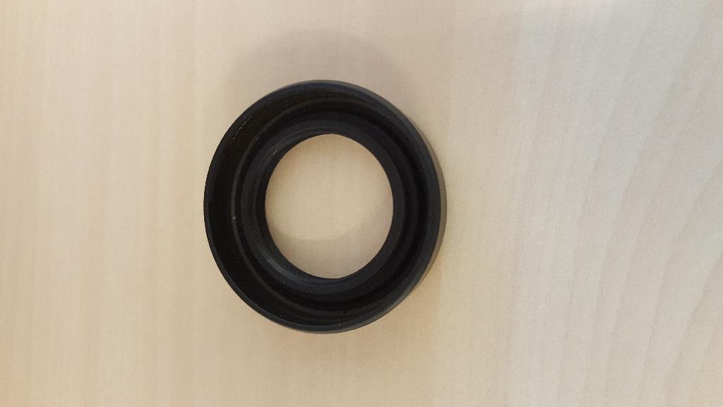 Een afsluitring met -volgens opgave- onder andere de volgende kenmerken en eigenschappen:
- om een afsluiting te vormen, zodat vloeistoffen niet kunnen ontsnappen;
- een ring van L-vormig onedel metaal;
- het metaal is bekleed met rubber dat in de binnenzijde een U-vormige ring vormt waarin
  een schroefveer van onedel metaal is aangebracht;
- de schroefveer dient om het rubber bij bewegingen te laten aansluiten waardoor er een afdichting ontstaat;
- een buitendiameter van 5 cm.
De afsluitring kan worden gebruikt in bijvoorbeeld een tandwielpomp.
