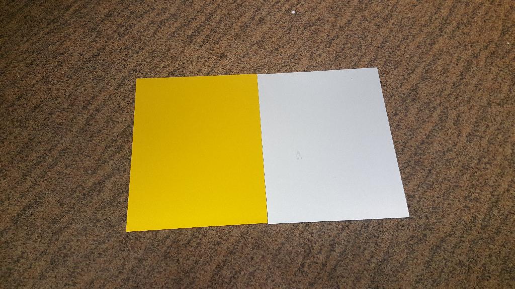 Een zelfklevende reflecterende folie van kunststof -volgens opgave- bestaande van boven naar beneden uit achtereenvolgens:
- een laag poly(vinylchloride);
- een laag polyurethaan;
- een laag glazen microbolletjes;
- een laag waarin al dan niet een veiligheids- en/of officieel merkteken is aangebracht waarvan het uiterlijk 
  verandert met de gezichtshoek;
- een gemetalliseerde aluminium laag;
- een kleeflaag;
- een verwijderbare beschermfolie aan één zijde.
De folie wordt aangeboden op rollen met een breedte van meer dan 20 cm.