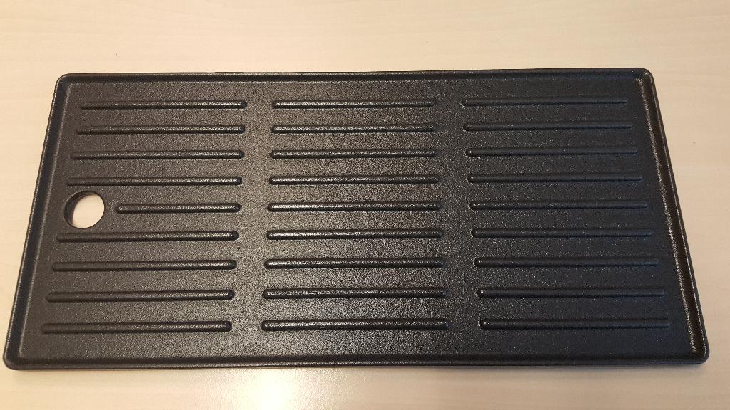 Een zogenoemde grill griddle, een bakplaat, met -volgens opgave- onder andere de volgende uiterlijke en technische kenmerken:
- bestemd om te worden geplaatst op een barbecue met 2, 3 of 4 branders, voor het bakken van 
  bijvoorbeeld pannenkoeken en eieren;
- vervaardigd van gietijzer met een geëmailleerde afwerking;
- rechthoekig met de afmetingen van ongeveer 43 x 21 x 1,3 cm;
- aan één zijde een glad oppervlak en aan de andere zijde een geheel of gedeeltelijk geribbeld oppervlak.