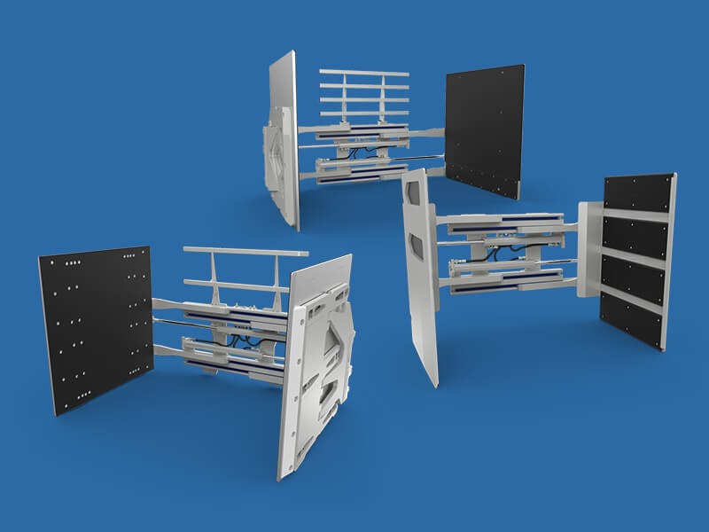 Een zogenoemde dozenklem met –volgens opgave- de volgende kenmerken en eigenschappen:
- een voorzetapparaat bedoeld om dozen, die niet op een pallet staan, door een vorkheftruck te kunnen hanteren;
- een frame van sneldraaistaal;
- voorzien van zelfsmerende lagers;
- hydraulisch werkend;
- 2 contactplaten van aluminium;
- een capaciteit van 1200 kg bij een lastzwaartepunt van 380 mm tot 2200 kg bij 610 mm;
- een framebreedte van 950 - 1600 mm;
- een openingsbereik van 504 - 1684 mm tot 552 - 2452 mm;
- een bruikbare armlengte van 760 - 1370 mm;
- een hoekafstand van 824 of 924 mm;
- een verloren dikte van 125 - 155 mm;
- een horizontaal zwaartepunt van 265 - 475 mm;
- een verticaal zwaartepunt van 345 - 402 mm;
- een gewicht van 461 - 1094 kg;
- ophangklasse 2A of 3A.
Het geheel wordt aangeboden met de vereiste slangen en aansluitstukken.
