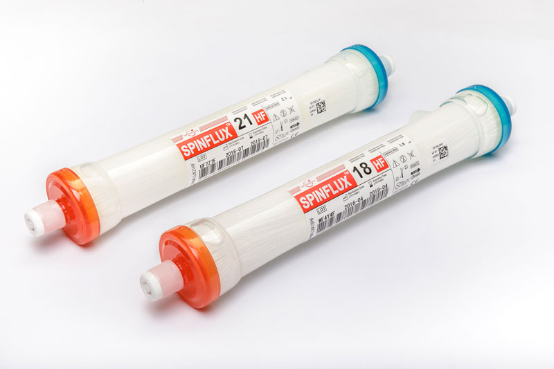 Een zogenoemd hemodiafilter met –volgens opgave- onder meer de volgende kenmerken en eigenschappen:
- bestemd voor het filteren of zuiveren van vloeistoffen;
- voor gebruik bij hemodialyse;
- het toestel dient met slangen aangesloten te worden op specifieke apparaten (bijvoorbeeld een kunstnier) waardoor 
  het bloed en het dialysaat kunnen circuleren en giftige stoffen kunnen worden afgevoerd;
- in een cilindrische behuizing van kunststof aan beide uiteinden afgesloten met een schroefdop en voorzien van twee 
  buizen die uit de behuizing steken;
- een intern membraan vervaardigd van kunststof van polysulfone;
- een maximale bloedstroom van 500 ml/min;
- een vulvolume van 105 of 114 ml en een interne diameter van 200 µm.