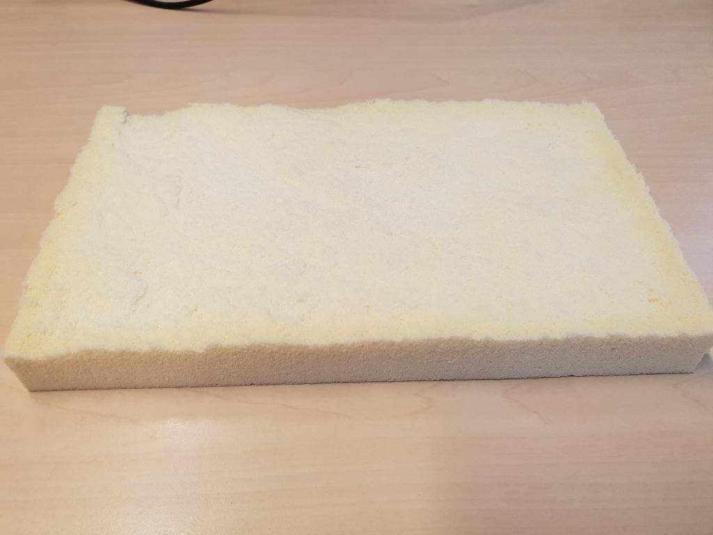 Een plaat van latexschuim met –volgens opgave- de volgende kenmerken:
- voor verwerking in matrassen en zitmeubelen;
- van gevulcaniseerd natuurlatex;
- een typische dikte van 2 - 20 cm;
- een typische dichtheid van 40 - 90 kg/m³;
- vierkant of rechthoekig;
- een lengte van 200/210 cm en een breedte van 80 - 200 cm.