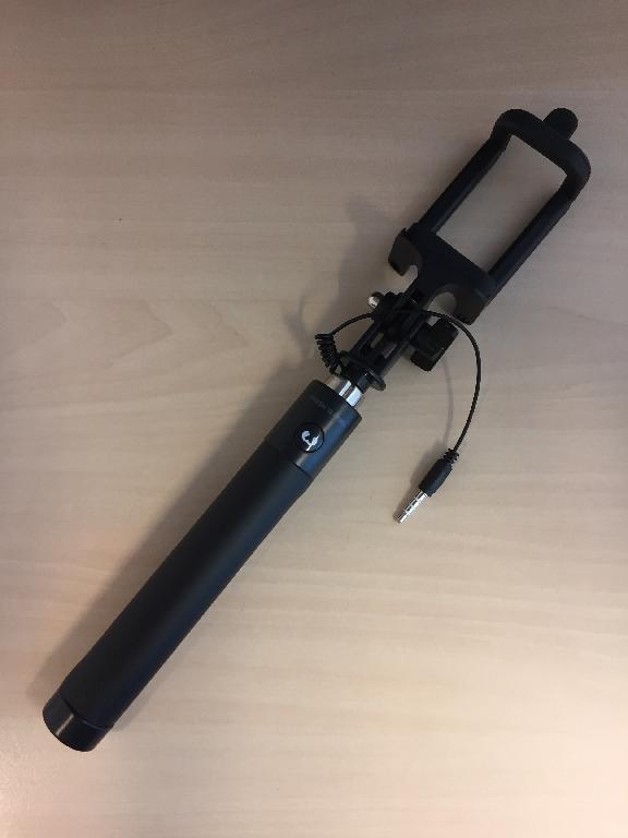 Een zogenoemde selfiestick met -volgens opgave- onder andere de volgende kenmerken:
- wordt gebruikt bij het maken van een zelfportret met een smartphone;
- een handgreep van kunststof voorzien van een anti-slip laag van kunststof;
- een telescooparm van aluminium die tot maximaal 80 cm verlengt;
- een sluiterknop in de handgreep;
- een 3,5 mm kabel voor aansluiting op een smartphone;
- universeel compatibel; 
- een ingebouwde zelfontspanner;
- een kantelbare kop met verstelbare klem aan de bovenzijde voor bevestiging van een smartphone.
- een lengte van 195 mm (opgevouwen). 
Het artikel is opgemaakt voor verkoop in het klein en wordt aangeboden met een niet karakterbepalende handleiding.