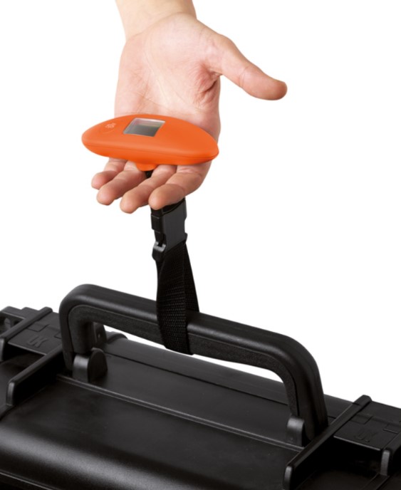 Een gewichtsmeter met -volgens opgave- onder andere de volgende uiterlijke en technische kenmerken:
- bedoeld voor het wegen van bagage;
- een behuizing van kunststof;
- ovaal van vorm;
- aan de bovenzijde voorzien van een aan- en uitknop en een lcd scherm;
- aan de onderzijde voorzien van een batterijvakje;
- werkend op een lithium knoopcel batterij;
- geschikt voor precisiewegen door middel van een sensorsysteem met een rekstrook;
- de rekstrook is vervaardigd van singelband;
- de rekstrook kan worden geopend en gesloten door middel van een klem van kunststof;
- een minimumcapaciteit van 1 kg;
- een maximumcapaciteit van 40 kg;
- instelbare afleeseenheden in kg en lb.
De gewichtsmeter is opgemaakt voor de verkoop in het klein en wordt tezamen verpakt met niet karakterbepalende goederen zoals een knoopcel batterij en een gebruiksaanwijzing.
