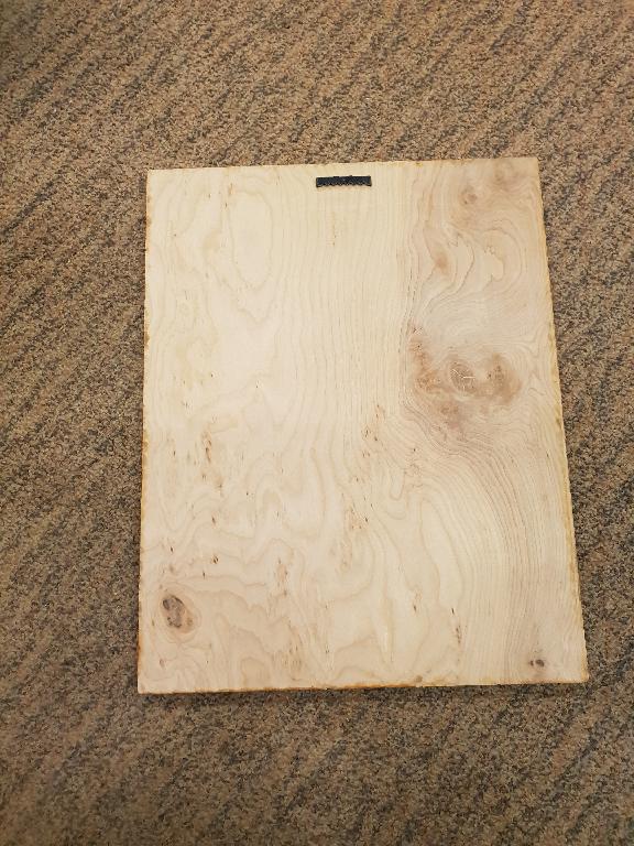 Een houten paneel met onder andere de volgende kenmerken:
- bedoeld voor reclamedoeleinden;
- bestaande uit -volgens opgave- beuken triplex;
- de bovenste laag is voorzien van 2 verticale groeven en is -volgens opgave- bedrukt met de naam van een 
  Amerikaans biermerk, een afbeelding van een hondenkop (logo) en diverse teksten;
- de achterzijde is voorzien van een tandhanger voor het ophangen;
- afmetingen van ongeveer 42 x 33 x 1 cm;
- een gewicht van 0,778 kg.