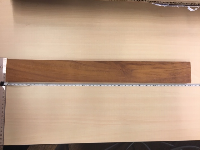 Een plankje met –volgens opgave- de volgende eigenschappen en kenmerken:
- voor gebruik als decoratie;
- vervaardigd van eerder gebruikt hout van de houtsoort mahogany (Swietenia spp.);
- overlangs gezaagd;
- licht geschuurd;
- een dikte van 6 - 8 mm;
- in breedten van 50, 60, 70, 80, 90 of 100 mm;
- in lengten van 400, 500, 800 of 1000 mm.
Het plankje wordt aangeboden in een kartonnen verpakking tezamen met andere plankjes van dezelfde houtsoort, van teak en/of van sengon (Albizzia lebbeckioides bth.), waarvoor separaat een BTI is afgegeven met referentienummer NL BTI 2018-1671 en NL BTI 2018-1671-2. De verpakking bevat plankjes met een houtoppervlak van 1 m².