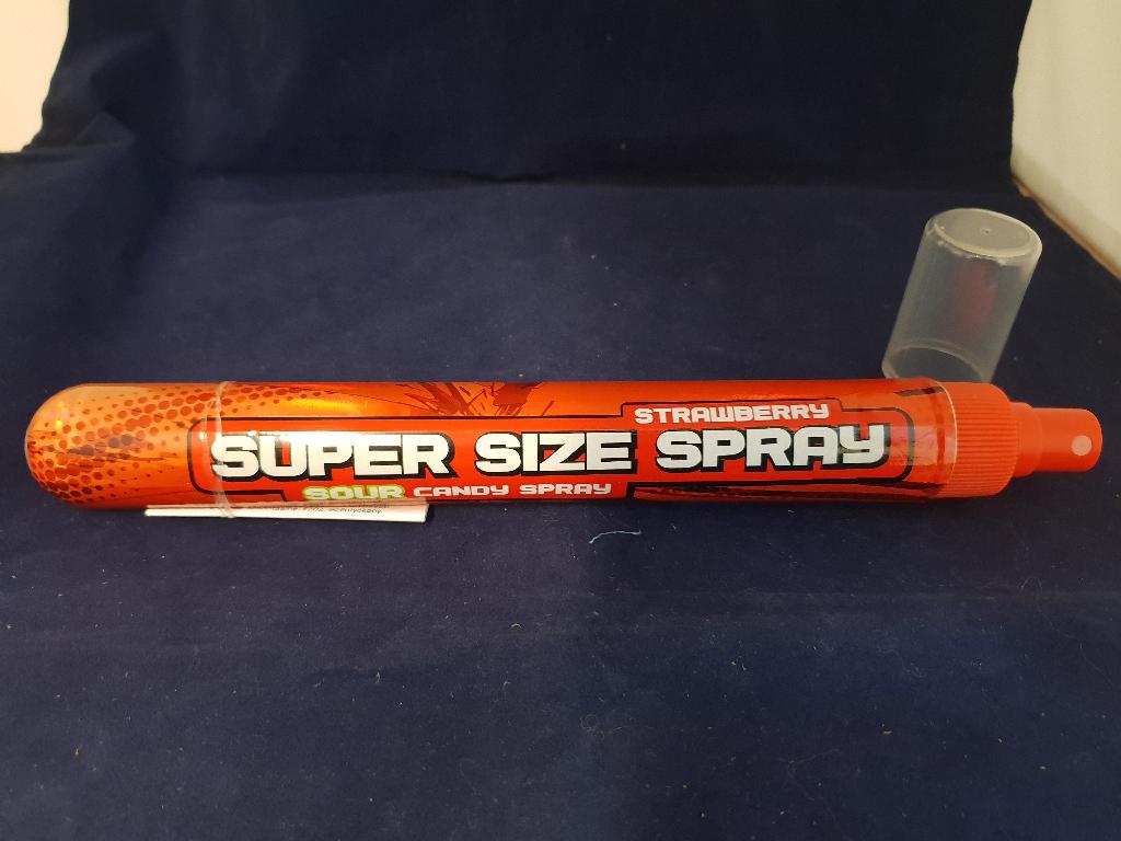 Een zogenoemde candyspray, met –volgens opgave- onder andere de volgende kenmerken en ingrediënten:
- in de vorm van een kleurloze vloeistof;
- te gebruiken als spray voor op de tong;
- in verschillende smaken;
- in de smaak aardbei;
- dient als snoepgoed voor kinderen;
- fructose-glucosestroop;
- water;
- aroma;
- zuurteregelaars.
Het product is opgemaakt voor de verkoop in het klein in een buis met een spraydop. De buis heeft een diameter van 30 mm, een lengte van 250 mm en een inhoud van 126 gram.
