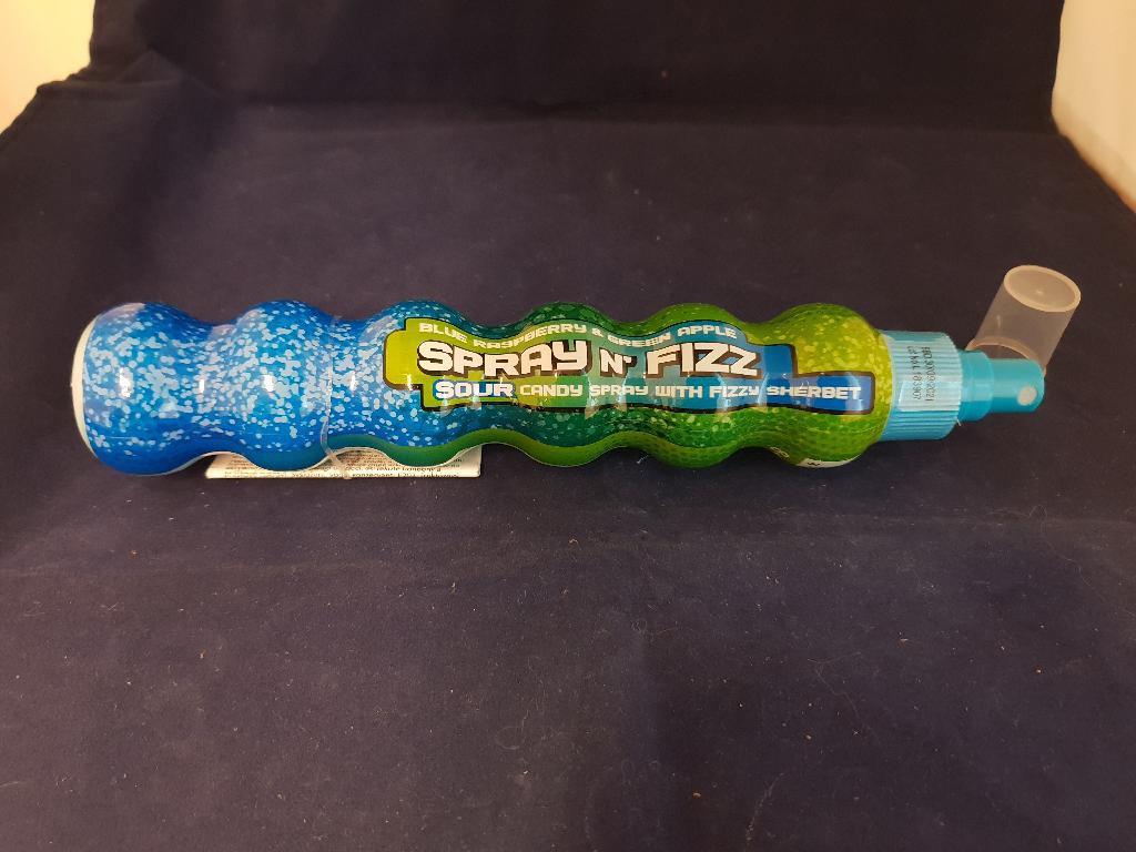Een zogenoemde candyspray, met –volgens opgave- onder andere de volgende kenmerken en ingrediënten:
- in de vorm van een vloeistof en een poeder;
- in diverse smaken;
- dient als snoepgoed voor kinderen;
- te gebruiken als spray voor op de tong;
- fructosestroop;
- water;
- aroma;
- conserveermiddel;
- dextrose;
- suiker;
- glucosestroop;
- zuurteregelaars.
Het product is opgemaakt voor de verkoop in het klein in een fles met een spraydop, met een apart compartiment voor de poeder. De fles heeft afmetingen van 40 mm diameter, een lengte van 225 mm en een inhoud van ongeveer 80 gram.