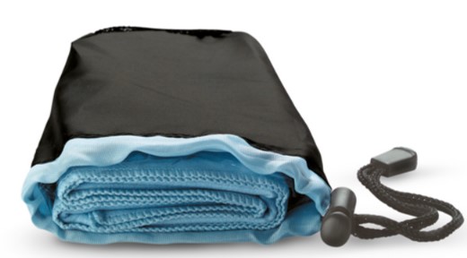 Een zogenoemde sporthanddoek van weefsel met -volgens opgave- onder meer de volgende kenmerken:
- vervaardigd van polyester en polyamide;
- omzoomde en gestikte randen;
- een rechthoekige vorm;
- afmetingen van ongeveer 79 x 39 cm.
Het artikel is opgemaakt voor de verkoop in het klein en is verpakt in een tasje van nylon voorzien van een afsluitkoordje met een kunststof stopper.