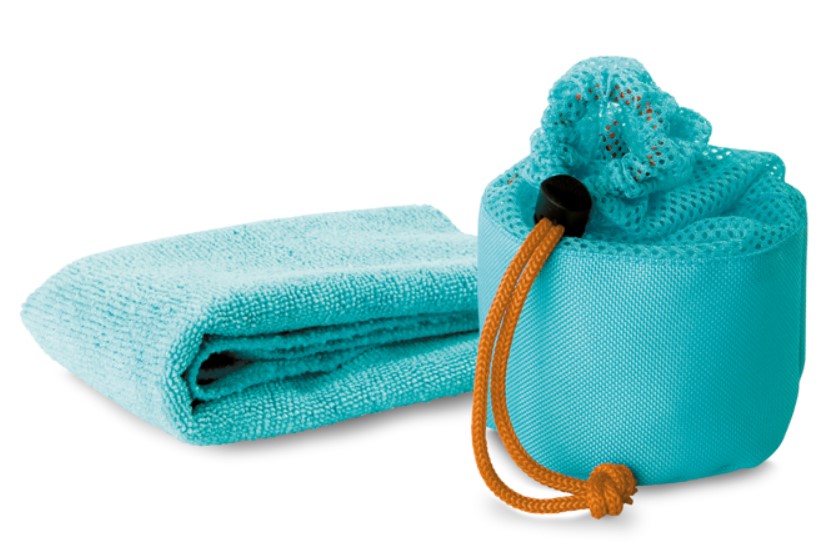 Een zogenoemde sporthanddoek van weefsel met -volgens opgave- onder meer de volgende kenmerken:
- vervaardigd van polyester en nylon;
- omzoomde en gestikte randen;
- een vierkante vorm;
- afmetingen van ongeveer 28 x 28 cm.
Het artikel is opgemaakt voor de verkoop in het klein en is verpakt in een tasje van nylon voorzien van een afsluitkoordje met een kunststof stopper.