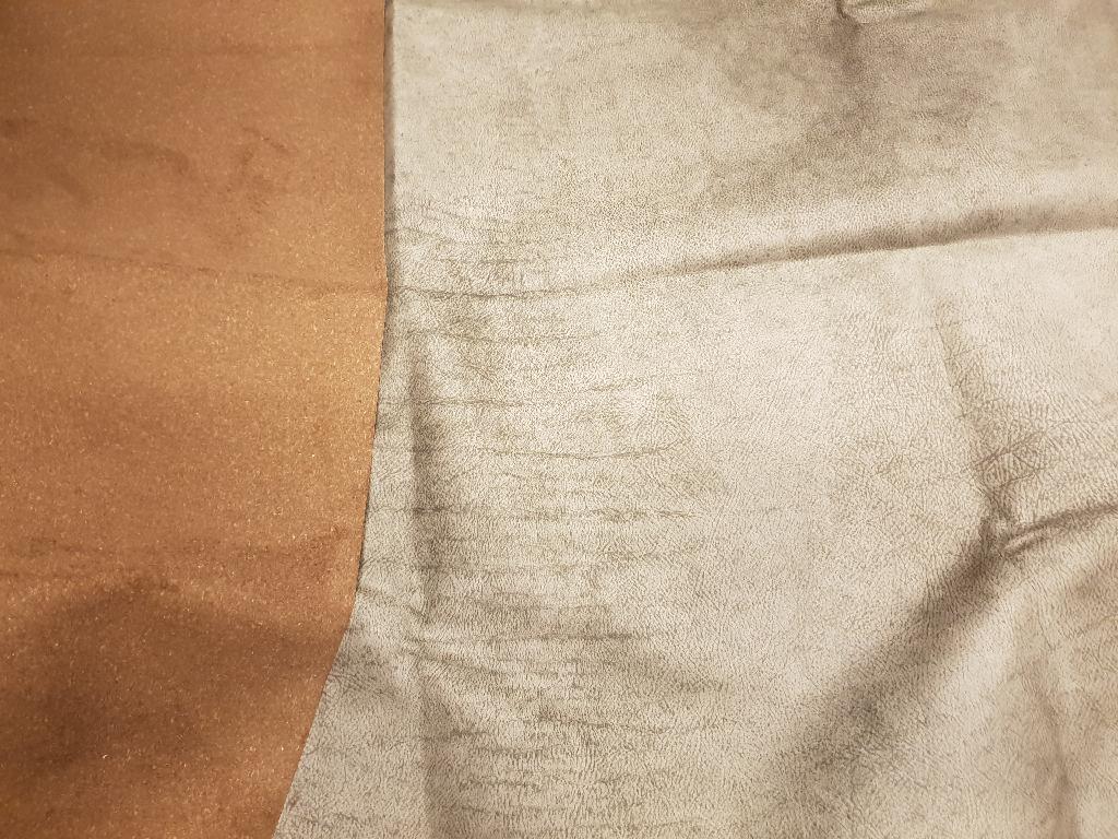 Een textielstof met –volgens opgave- onder meer de volgende kenmerken en eigenschappen:
- ontworpen voor bekleding van meubelen;
- geschikt voor zowel strakke als losse stoffering;
- vervaardigd uit polyester microvezels en leervezels; 
- een bovenlaag van een weefsel van polyester, een middenlaag van een breiwerk van polyester en een onderlaag van 
  leervezels;
- in 14 verschillende kleuren;
- het breiwerk maakt het grootste deel van het geheel uit;
- een minimale verwerkbare breedte van 138 cm en een rollengte van 35 meter.
De textielstof wordt aangeboden op rollen in plastic folie meegerold en aangeboden in dozen.