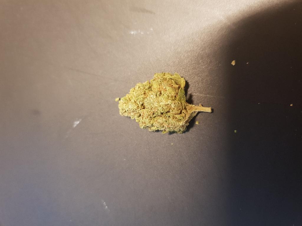 Hennep met –volgens opgave- onder meer de volgende kenmerken en eigenschappen:
- bloemtoppen;
- in de vorm van groenbruine takjes en blaadjes;
- bestemd voor het verwerken tot tabaksvervanger;
- in gedroogde vorm;
- Cannabis Sativa L.
Het product wordt aangeboden in diverse gewichten, verpakt in seal-zakken.