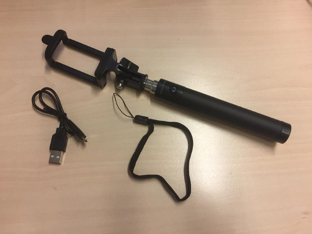 Een zogenoemde draadloze selfiestick met -volgens opgave- onder andere de volgende kenmerken:
- bedoeld om zelfportretfoto’s met een smartphone te kunnen maken;
- samengesteld uit een telescooparm van aluminium, een kunststof antislip handgreep, een micro
  USB-aansluiting, een aan-/uit-/sluiterknopje en een kantelbare smartphonehouder van aluminium en kunststof;
- in de handgreep een oplaadbare accu met een capaciteit van 50 mAh;
- in de smartphonehouder een verstelbare klem;
- wordt gekoppeld aan het besturingssysteem van een smartphone via bluetooth® 3.0 technologie;
- een opgevouwen lengte van ongeveer 19 cm en een maximale lengte van ongeveer 80 cm.
Het artikel is opgemaakt voor de verkoop in het klein en wordt tezamen aangeboden met niet karakterbepalende goederen zoals een USB-oplaadkabel, een polsbandje van textiel en een handleiding.