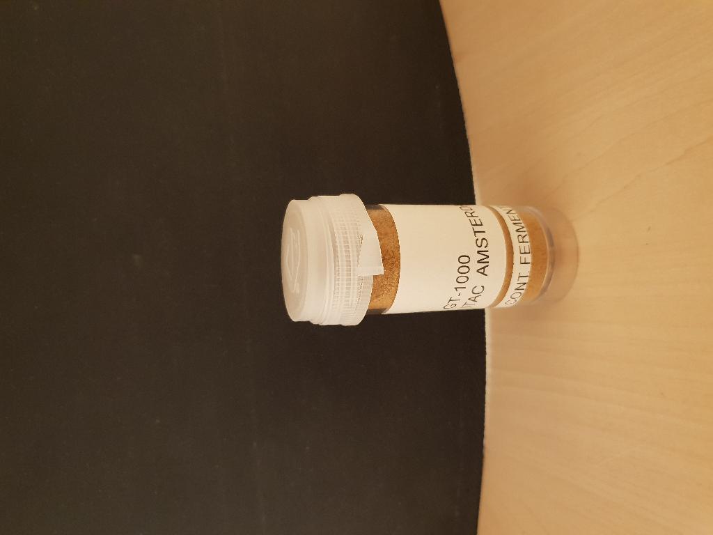 Een diervoeder-additief met -volgens opgave- onder meer de volgende kenmerken en ingrediënten:
- in de vorm van een bruin poeder;
- dient ter bevordering van de spijsvertering;
- vispoeder;
- maïs;
- rijst zemelen olie;
- sojabonen meel;
- zout;
- kalksteen;
- L-lysine-HCL;
- vitaminen en mineralen.
Het product wordt aangeboden in jerrycans van 25 of 50 liter of in zakken van 25 kg.