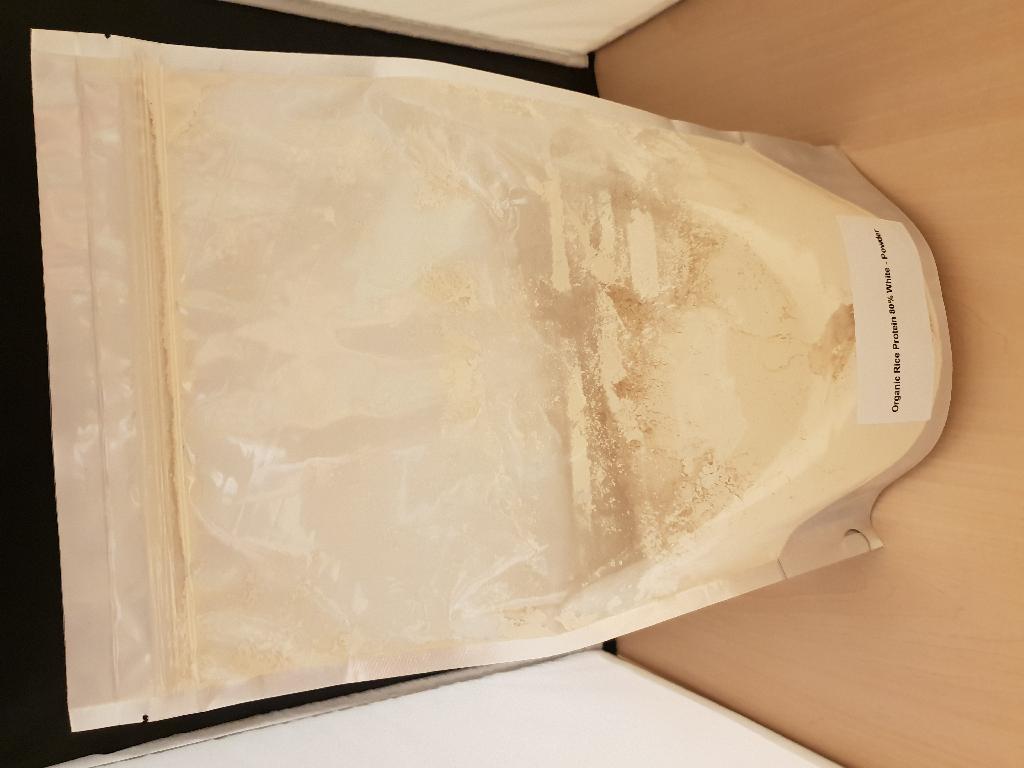 Een proteїne met -volgens opgave- onder andere de volgende kenmerken en ingrediënten:
- in de verschijningsvorm van een beige kleurig poeder;
- het product wordt als ingrediënt gebruikt in de voedingsmiddelenindustrie;
- proteïne van rijst;
- vitaminen en mineralen;
- aminozuren.
Het product is verpakt in zakken met een gewicht van 20 tot 25 kg.