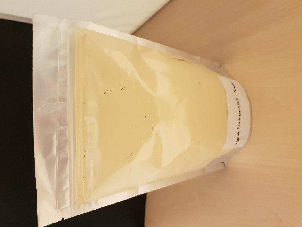 Een proteїne met -volgens opgave- onder andere de volgende kenmerken en ingrediënten:
- in de verschijningsvorm van een beige kleurig poeder;
- het product wordt als ingrediënt gebruikt in de voedingsmiddelenindustrie;
- proteïne van erwten;
- vitaminen en mineralen;
- aminozuren.
Het product is verpakt in zakken met een gewicht van 20 tot 25 kg.
