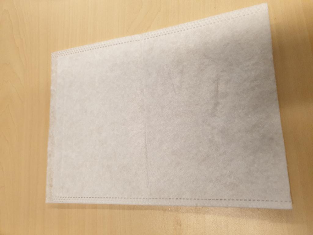 Een wegwerp washandje met –volgens opgave- onder meer de volgende kenmerken en eigenschappen;
- in de verschijningsvorm van een wit washandje;
- in een rechthoekige vorm;
- bestemd voor het gebruik in hotels;
- voor eenmalig gebruik;
- vervaardigd van gebonden textielvlies van synthetische vezels.
De washandjes zijn per stuk verpakt in een kartonnen doosje en worden per 500 stuks in een grotere doos verpakt.