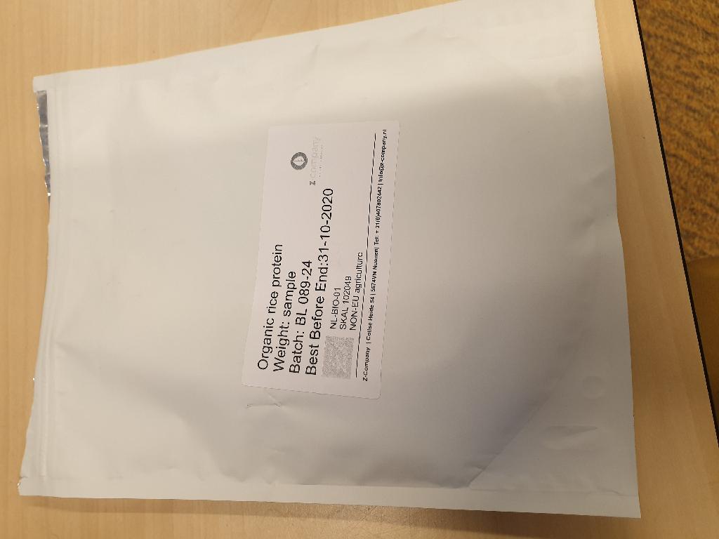 Een proteïneconcentraat met -volgens opgave- onder andere de volgende kenmerken en ingrediënten:
- in de verschijningsvorm van een beige poeder;
- vervanger van dierlijke eiwitbronnen en plantaardige eiwitbronnen zoals wei- en sojaproteïnen;
- dient voor gebruik te worden verdund met water;
- rijst proteïne;
- aminozuren.
Het product is verpakt in een zak met een gewicht van 20 kilogram.