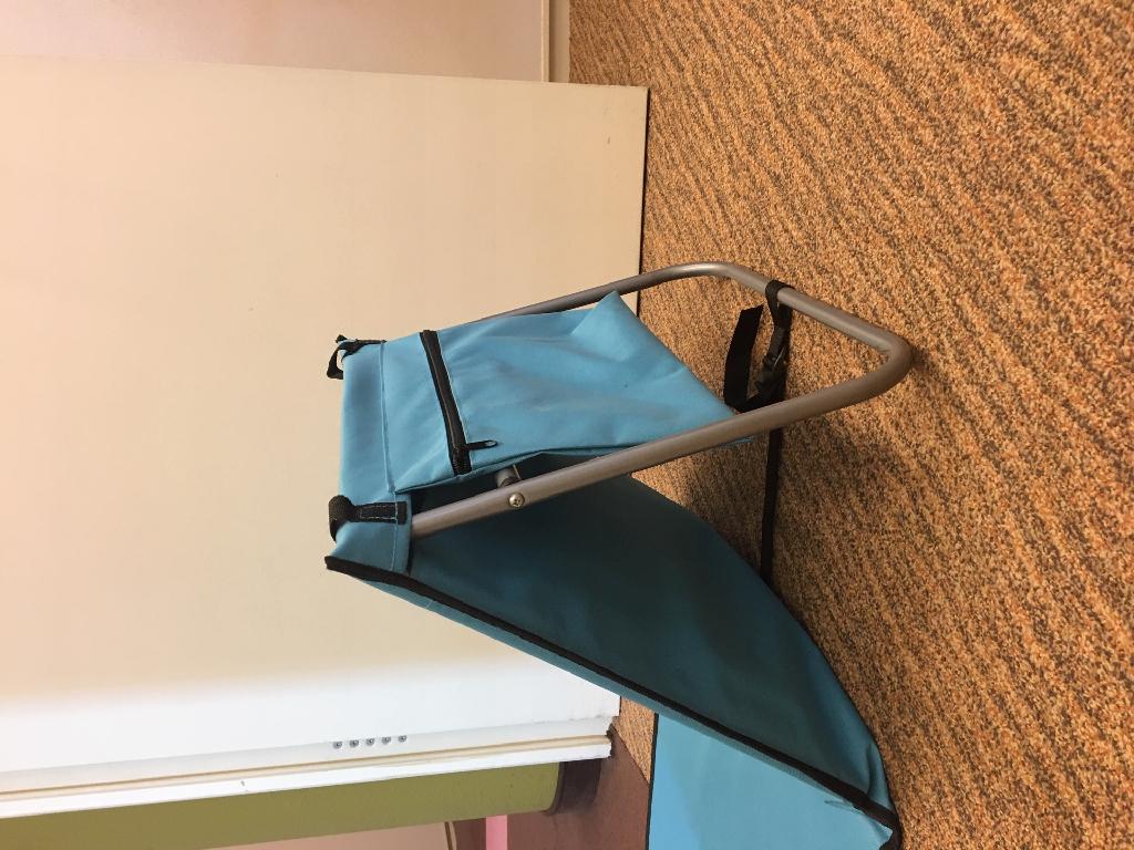 Een strandmat met een rugsteun met onder andere de volgende kenmerken:
- bijvoorbeeld bedoeld voor gebruik als kampeerartikel, voor op het strand of in het park;
- een buitenkant vervaardigd van 2 soorten weefsel van -volgens opgave- polyester;
- één van de weefsels is aan de binnenkant voorzien van een met het blote oog zichtbare laag van kunststof;
- 3 compartimenten, door middel van een deelnaad van elkaar gescheiden;
- 2 compartimenten zijn voorzien van een ingelegde vulling van kunststof met celstructuur met een 
  dikte van ongeveer 4 mm;
- de rugsteun is voorzien van een gedeeltelijk ingenaaid en uitklapbaar frame van onedel 
  metaal, een spanband met gesp voor het verstellen, een draagband van textiel met klittenband 
  en aan de achterzijde van een aangenaaide opbergtas met een ritssluiting;
- 2 stroken met klittenband voor het opvouwen tijdens het transport; 
- afmetingen van 162 x 53 cm.
Het artikel is opgemaakt voor de verkoop in het klein.