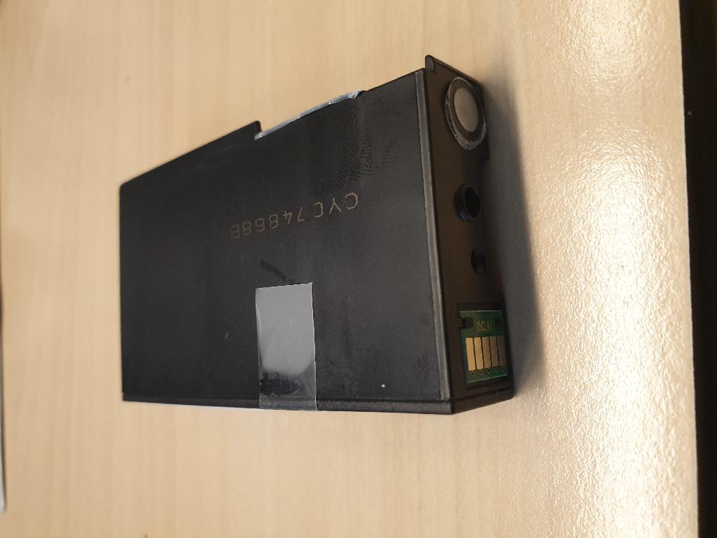 Een inktcartridge met -volgens opgave- onder meer de volgende kenmerken:
- de inktkleur cyaan;
- ontworpen voor gebruik in een specifieke inkjetprinter;
- een buitenzijde van kunststof;
- bevat vloeibare inkt;
- een elektronische schakeling, zijnde een chip;
- zonder geïntegreerde printkop;
- afmetingen van ongeveer (L x B x D) 84 x 47 x 16 mm.