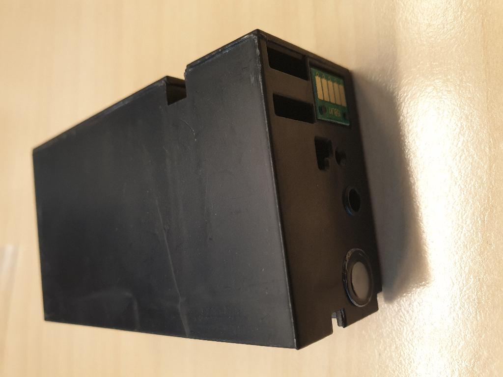 Een inktcartridge met -volgens opgave- onder meer de volgende kenmerken:
- de inktkleur zwart;
- ontworpen voor gebruik in een specifieke inkjetprinter;
- een buitenzijde van kunststof;
- bevat vloeibare inkt;
- een elektronische schakeling, zijnde een chip;
- zonder geïntegreerde printkop;
- afmetingen van ongeveer (L x B x D) 84 x 48 x 29 mm.