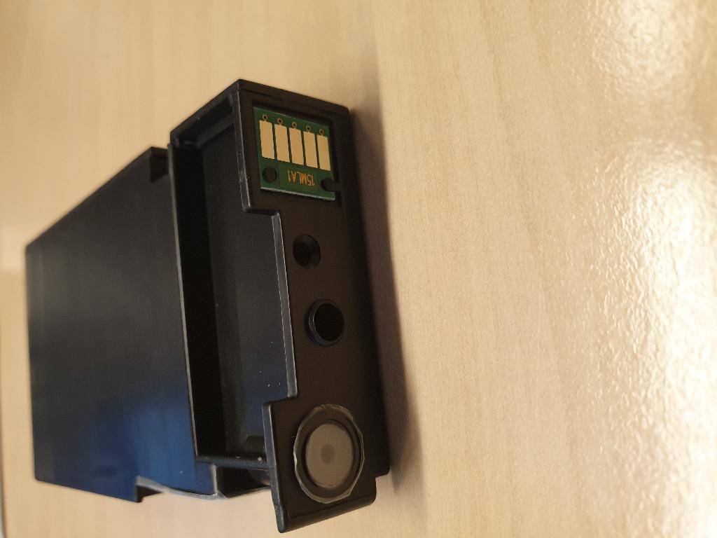 Een inktcartridge met -volgens opgave- onder meer de volgende kenmerken:
- de inktkleur magenta;
- ontworpen voor gebruik in een specifieke inkjetprinter;
- een buitenzijde van kunststof;
- bevat vloeibare inkt;
- een elektronische schakeling, zijnde een chip;
- zonder geïntegreerde printkop;
- afmetingen van ongeveer (L x B x D) 84 x 48 x 16 mm.