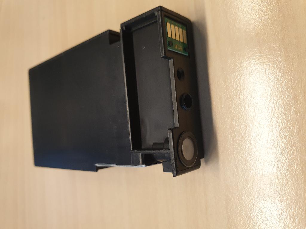 Een inktcartridge met -volgens opgave- onder meer de volgende kenmerken:
- de inktkleur geel;
- ontworpen voor gebruik in een specifieke inkjetprinter;
- een buitenzijde van kunststof;
- bevat vloeibare inkt;
- een elektronische schakeling, zijnde een chip;
- zonder geïntegreerde printkop;
- afmetingen van ongeveer (L x B x D) 84 x 48 x 16 mm.