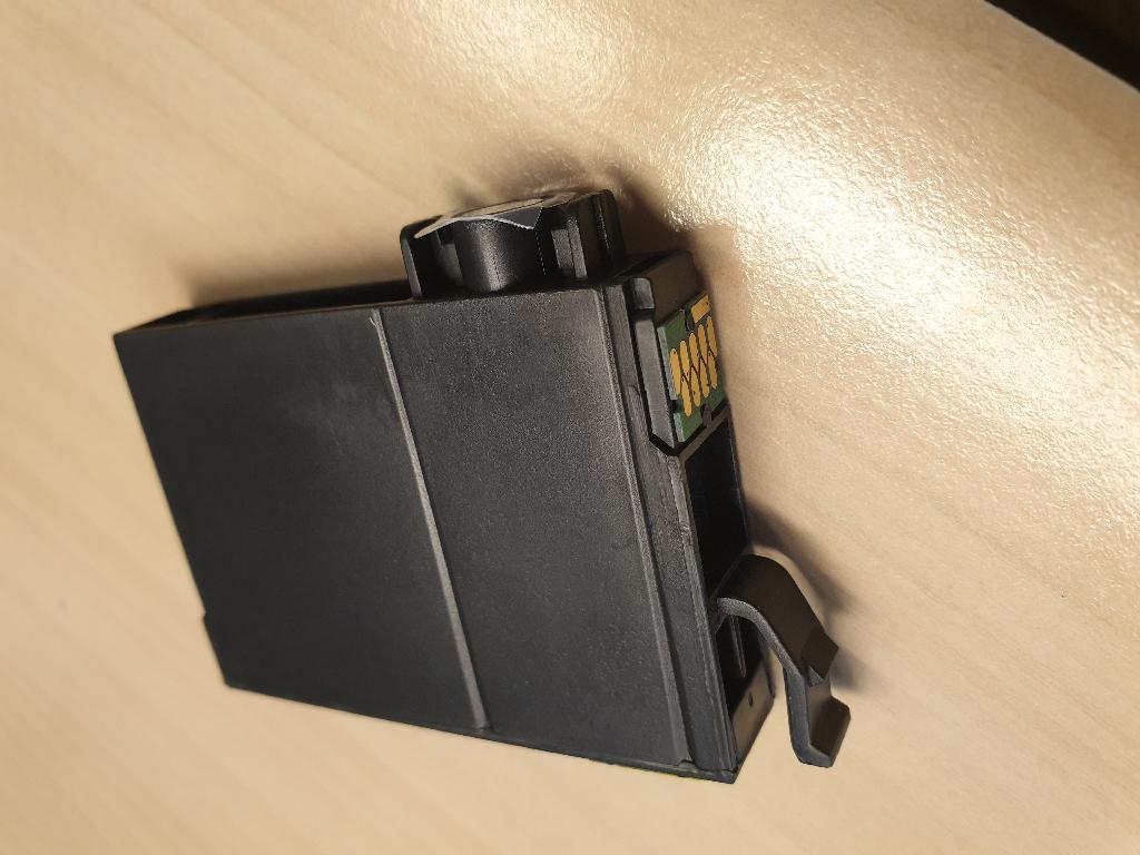 Een inktcartridge met -volgens opgave- onder meer de volgende kenmerken:
- de inktkleur cyaan;
- ontworpen voor gebruik in een specifieke inkjetprinter;
- een buitenzijde van kunststof;
- bevat vloeibare inkt;
- een elektronische schakeling, zijnde een chip;
- zonder geïntegreerde printkop;
- afmetingen van ongeveer (L x B x D) 66 x 45 x 11 mm.
