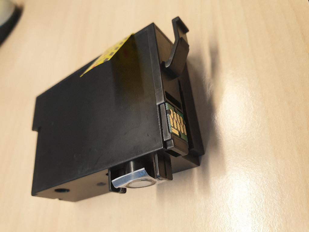 Een inktcartridge met -volgens opgave- onder meer de volgende kenmerken:
- de inktkleur zwart;
- ontworpen voor gebruik in een specifieke inkjetprinter;
- een buitenzijde van kunststof;
- bevat vloeibare inkt;
- een elektronische schakeling, zijnde een chip;
- zonder geïntegreerde printkop;
- afmetingen van ongeveer (L x B x D) 66 x 45 x 23 mm.