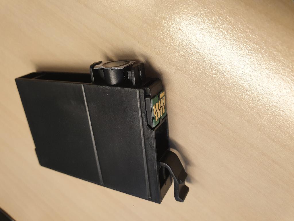 Een inktcartridge met -volgens opgave- onder meer de volgende kenmerken:
- de inktkleur geel;
- ontworpen voor gebruik in een specifieke inkjetprinter;
- een buitenzijde van kunststof;
- bevat vloeibare inkt;
- een elektronische schakeling, zijnde een chip;
- zonder geïntegreerde printkop;
- afmetingen van ongeveer (L x B x D) 66 x 45 x 11 mm.