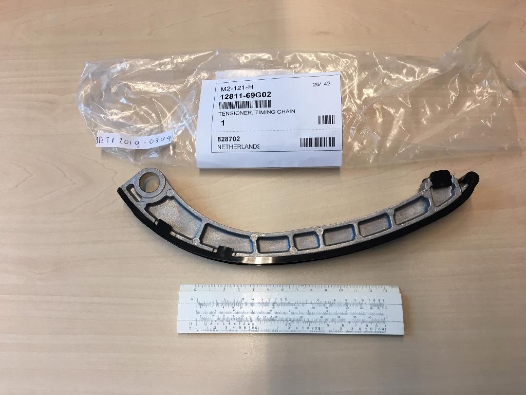 Een zogenoemde spanner met –volgens opgave- onder meer de volgende kenmerken en eigenschappen:
- bestemd voor bevestiging aan het motorblok van een motorvoertuig; 
- functioneert als distributieriemgeleider;
- vervaardigd van aluminium en kunststof;
- voorzien van bevestigingspunten;
- afmetingen van 25 x 1,5 x 3,5 cm en een gewicht van 0,15 kg.
Een onderdeel waarvan kan worden onderkend dat het uitsluitend of hoofdzakelijk is bestemd voor motoren bedoeld bij post 8407 of 8408.