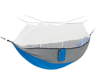 Een lichtgewicht hangmat met klamboe met -volgens opgave- onder andere de volgende kenmerken:
- bedoeld om tussen 2 bomen op te hangen;
- vervaardigd van een weefsel van nylon;
- voorzien van 2 gevlochten koorden met een karabijnhaak van onedel 
  metaal;
- een geïntegreerde klamboe;
- vervaardigd van een net van polyester;
- aan 1 zijde voorzien van een ritssluiting;     
- aan de bovenzijde voorzien van lussen;
- een aan de hangmat gestikte opbergtas met aantrekkoord en stopper;
- een draaggewicht tot maximaal 200 kg;
- afmetingen van ongeveer 260 x 140 cm.
Het artikel is opgemaakt voor de verkoop in het klein in een doorzicht plastic zakje en wordt tezamen verpakt met niet karakterbepalende goederen zoals 2 gevlochten koorden en een gebruiksaanwijzing.