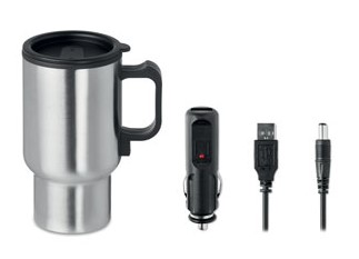 Een elektrische drinkbeker met -volgens opgave- onder andere de volgende uiterlijke en technische kenmerken:
- voor het op temperatuur houden van dranken;
- bedoeld voor huishoudelijk gebruik;
- vervaardigd van een roestvrijstalen buitenkant en een kunststof binnenkant;
- dubbelwandig;
- aan de onderzijde voorzien van een ingebouwd verwarmingselement; 
- een kunststof deksel, voorzien van een ring van siliconen en een kunststof schuifje waardoor er in 
  geopende stand een opening ontstaat om te kunnen drinken;
- een kunststof handgreep, aan de onderzijde voorzien van een connector voor de voeding;
- een inhoud van ongeveer 450 ml;
- een hoogte van 170 mm (inclusief deksel).
Het artikel is opgemaakt voor de verkoop in het klein in een doos van karton en wordt tezamen verpakt met niet karakterbepalende goederen zoals een USB-kabel en een autolader voor het aansluiten op de sigarettenaansteker van een auto.