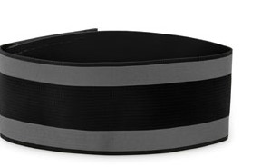 Een zogenoemde sportarmband met –volgens opgave- de volgende kenmerken:
- bedoeld om rond de arm te dragen tijdens het sporten;
- vervaardigd van een breiwerk van polyester en elasthan;
- elastisch;
- 2 reflecterende strepen voor meer zichtbaarheid;
- een klittenbandsluiting;
- door naaien geconfectioneerd;
- afmetingen van ongeveer 35 x 5 cm.