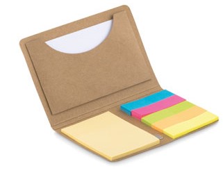 Een visitekaarthouder met memoblokjes met onder andere de volgende kenmerken:
- een rechthoekig mapje vervaardigd van -volgens opgave- kraftpapier;
- voorzien van een elastiek voor het bijeenhouden;
- aan de binnenzijde voorzien van een houder van kraftpapier voor visitekaartjes;
- 1 rechthoekig, zelfklevend memoblokje van papier;
- 5 pijlvormige, zelfklevende memoblokjes van papier voor het markeren van pagina’s;
- afmetingen van 10,3 x 6,7 cm.