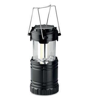 Een draagbare lamp met Bluetooth luidspreker met -volgens opgave- onder andere de volgende uiterlijke en technische kenmerken:
- een behuizing van kunststof;
- in de vorm van een lantaarn;
- aan de bovenzijde voorzien van 2 draaghengsels, een uitsparing met een aan-uitschakelaar, 
  een led-indicator en een micro-USB connector voor het opladen, afgesloten door middel van een 
  klepje en een geïntegreerde luidspreker met een vermogen van 3 Watt, 4 Ohm;
- werkend op een ingebouwde, oplaadbare 400 mAh lithium batterij;
- Bluetooth versie 5.0;
- een zendbereik van 10 meter;
- een in- en uitschuifbaar lampgedeelte voorzien van COB led verlichting met een lichtsterkte van 
  200 lumen;
- aan de onderzijde voorzien van 3 magneten en een batterijvak voor 3 AA batterijen voor de 
  lamp;    
- afmetingen van 13,5 x Ø8,6 cm (ingeschoven)
Het artikel is opgemaakt voor de verkoop in het klein in een doos van karton en wordt tezamen verpakt met niet karakterbepalende goederen zoals een USB-kabel en een gebruiksaanwijzing.