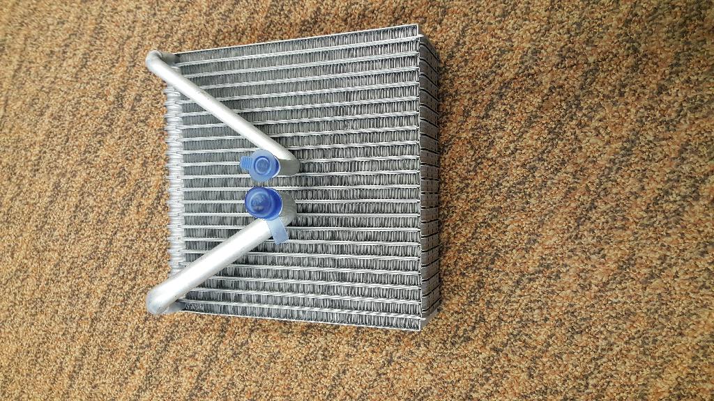 Een verdamper met –volgens opgave- onder andere de volgende kenmerken en eigenschappen:
- maakt deel uit van een airconditioningsysteem van een motorvoertuig;
- voor verdamping van R134a koelgas;
- vervaardigd uit aluminium dat in een Nocolok-oven is gesoldeerd, bestaande uit buizen, platen en lamellen;
- niet-mechanisch werkend;
- aan 1 zijde bevinden zich buizen die V-vormig zijn geplaatst en voorzien zijn van aansluitingen voor de
  aan- en afvoer van koelgas;
- afmetingen 235 x 230 x 65 mm, de uitstekende delen niet meegerekend.
De verdamper wordt aangeboden in een kartonnen doos waarbij de aansluitingen zijn afgesloten met doppen van kunststof,tezamen met 2 afdichtingsringen