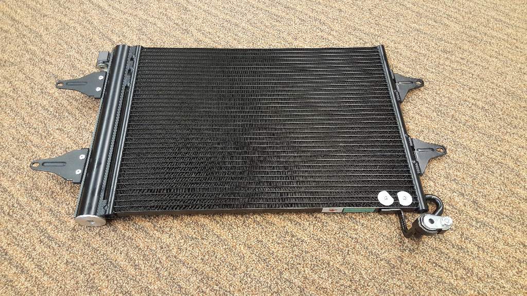 Een condensor met –volgens opgave- onder andere de volgende kenmerken en eigenschappen:
- maakt deel uit van een airconditioningsysteem van een motorvoertuig;
- voor het koelen van R134a koelgas met een druk tussen ongeveer 12 en 15 bar;
- vervaardigd uit aluminium, bestaande uit collectorbuizen, pijpen en lamellen;
- bevat ongeveer 50 gram aan droogmiddel
- rechthoekig met montageplaten en twee verschillende aansluitingen voor het te koelen gas;
- afmetingen van het geheel, zonder uitstekende delen, 470 x 360 x 16 mm.
De condensor wordt aangeboden in een kartonnen doos tezamen met twee afdichtingsringen.