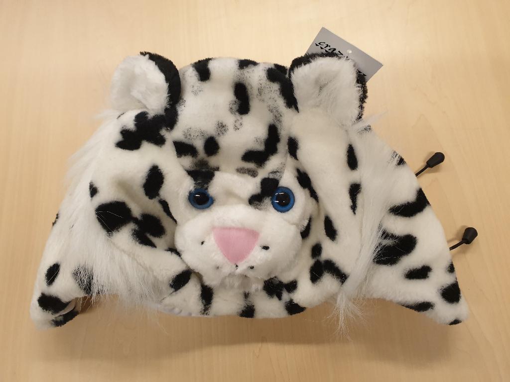 Een zogenaamde plush-cover, zijnde een overtrek voor een hoofddeksel met -volgens opgave- onder meer de volgende kenmerken:
- bestemd om over een helm bevestigd te worden;
- met een buitenzijde van textielstof van polyester;
- met een voering van textielstof van katoen;
- met een koord van elastiek aan de onderzijde van de overtrek;
- het elastieken koord is voorzien van een kunststof stopper;
- aan de achterzijde voorzien van een opening;
- in diverse uitvoeringen verkrijgbaar, voornamelijk in de vorm van dierenkoppen.