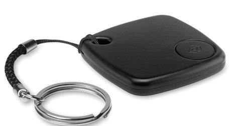 Een zogenoemde Bluetooth sleutelvinder met -volgens opgave- onder andere de volgende uiterlijke en technische kenmerken;
- geeft een geluid bij het zoeken naar een verloren voorwerp zodat dit kan worden teruggevonden;
- heeft een telefoon zoekfunctie; 
- kan op afstand de camera van de verbonden smartphone bedienen;
- in een behuizing van kunststof;
- een opening voor het bevestigen van een koord met een sleutelring;
- een bedieningsknop met een afbeelding van een camera;
- maakt een draadloze verbinding met een IOS of Android smartphone via Bluetooth 4.0;
- werkt door middel van een te downloaden App op een smartphone;
- kan bijvoorbeeld aan een tas, een sleutelbos, portefeuille of bagage worden bevestigd;
- heeft buiten een zoekbereik van 40 m en binnen van 25 m;
- afmetingen van ongeveer 4 x 4 cm.
Het apparaat is opgemaakt voor de verkoop in het klein in een doosje van karton en is tezamen verpakt met niet karakterbepalende goederen zoals een koord met een sleutelring en een handleiding.