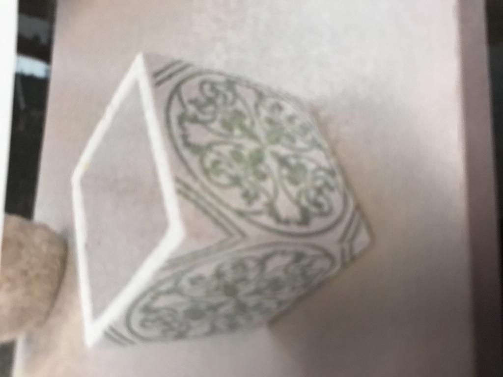 Een pot met -volgens opgave- onder andere de volgende technische en uiterlijke kenmerken:
- in een vierkante vorm;
- een witte pot voorzien van groene figuren;
- bedoeld om een plant in te plaatsen;
- niet keramisch gebakken;
- bestaat uit een mengsel van minerale stoffen waaronder calciumcarbonaat.
