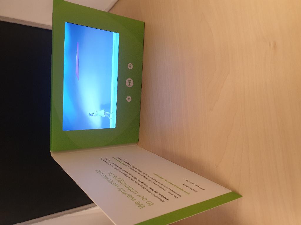 Een kaart met een geïntegreerde videoboodschap met onder andere de volgende uiterlijke en technische kenmerken:
- kan onder andere gebruikt worden voor bedrijfspresentatie, virtuele rondleiding, als visitekaartje,  
  wenskaart, instructiefilm, handleiding of educatief middel en voor presentatie van een nieuw 
  product;
- een papieren behuizing in de vorm van een dubbele kaart in het formaat A5;
- voorzien van een gedrukte tekst;
- aan de binnenzijde voorzien van een lcd scherm met zichtbare afmetingen van 15,5 x 8,5 cm;
- 3 bedieningstoetsen;
- een F1E200 system-on-chip met een ARM926-EJS CPU;
- een voorgeprogrammeerd 2Gb 3V 25ns NAND flashgeheugen;
- geschikt voor het afspelen van videoformaten H.264, H.263, MPEG-1, 2, 4 en XVID;
- een luidspreker en een batterij;
- een mini USB connector voor aansluiting op een automatische gegevensverwerkende machine 
  voor het benaderen van het geheugen en het laden van de batterij.
