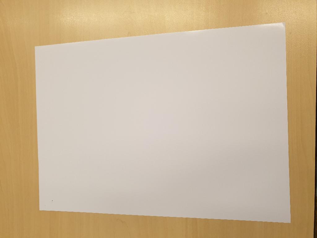 Fotopapier, met onder andere -volgens opgave- de volgende kenmerken: 
- rechthoekige vellen in A4-formaat;
- bestemd voor het afdrukken van foto’s;
- aan één zijde voorzien van een anorganische deklaag; 
- aan de andere zijde voorzien van een deklaag van cellulose; 
- chemisch ontsloten;
- een gewicht van meer dan 150 gram/m².
Het product wordt aangeboden in een kartonnen verpakking inhoudende 20 of 25 vellen.