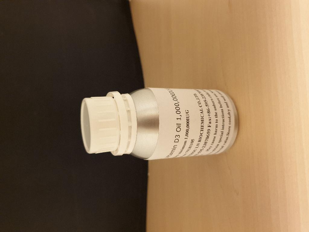 Vitamine D3 (colecalciferol of cholecalcirerol) 1.000.000 IE/g met –volgens opgave- onder andere de volgende kenmerken:
- wordt gebruikt bij de vervaardiging van voedingsmiddelen;
- opgelost in plantaardige olie;
- een witte tot gelige kleur;
- reukloos.
Het product is verpakt in aluminium flessen met een inhoud van 1, 5, 10 of 25 kg.